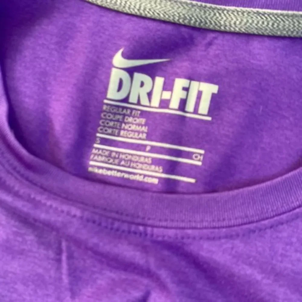 5/$30 🎈 Nike women’s small purple dri fit regular fit athletic tee